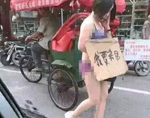 Wang Ni dipaksa berjalan dengan hanya menggunakan pakaian dalam di jalan raya oleh suami | Photo: Copyright dailymail.co.uk