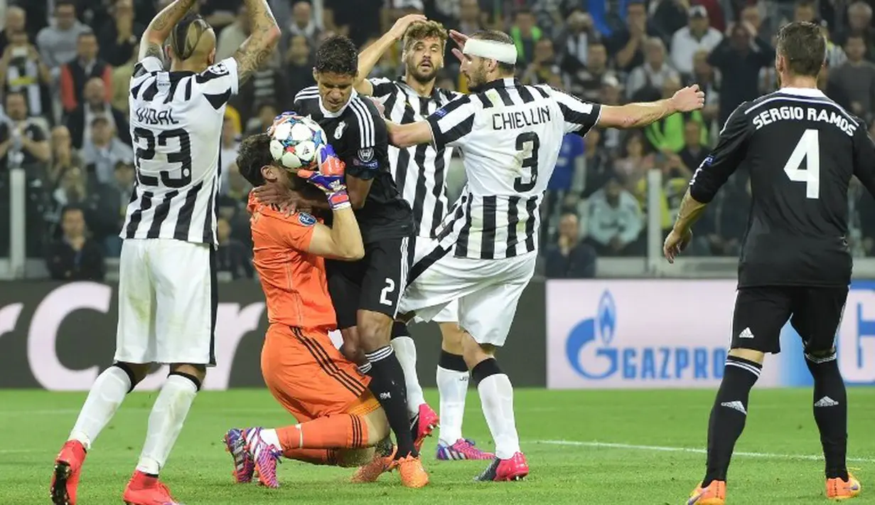 Kiper Real Madrid, Iker Casillas (baju oranye) sampai harus berjibaku menahan gempuran pemain-pemain Juventus. (AFP PHOTO/OLIVIER MORIN)