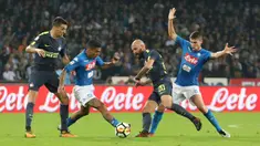 Gelandang Inter Milan, Borja Valero, berebut bola dengan gelandang Napoli, Allan, pada laga Serie A Italia di Stadion San Paolo, Naples, Sabtu (21/10/2017). Napoli bermain imbang 0-0 dengan Inter Milan. (AP/Cesare Abbate)