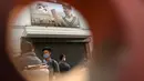 Orang-orang membeli pakaian dari kios-kios yang didirikan di luar gedung bioskop di New Delhi (29/12/2021). Pemerintah Delhi memberlakukan pembatasan fasilitas seperti gedung bioskop, multipleks, dan gym, dan lainya untuk mengekang lonjakan virus corona Covid-19. (AFP Photo/Sajjad Hussain)