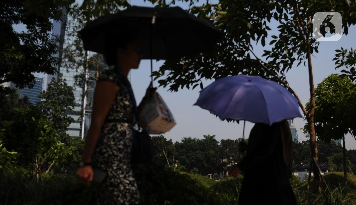 Suhu di DKI Jakarta berkisar antara 24-36 derajat celcius dengan tingkat kelembaban 40 sampai 75 persen. (merdeka.com/Imam Buhori)