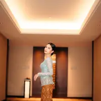 Kebaya pendek full payet itu dipadukan dengan kain batik sebagai bawahan yang membentuk siluet tubuh [@azizahsalsha_]