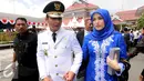 Wakil Wali Kota Palu, Sigit Purnomo Said Berjalan bersama istrinya usai dilantik di halaman kantor itu, Rabu (17/2). Pasha tampak bersemangat untuk mengabdikan diri kepada masyarakat Palu. (Liputan6.com/Dio Pratama)