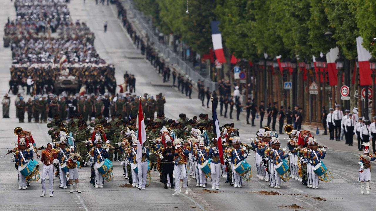Gagahnya Prajurit TNI-Polri jadi Pembuka Bastille Day Nyanyikan 'Maju Tak Gentar', Prabowo Beri Hormat