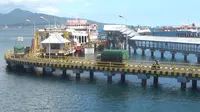 Nampak sejumlah kendaraan  masuk ke dalam kapal di Pelabuhan Ketapang Banyuwangi. (Hermawan Arifianto/Liputan6.com)