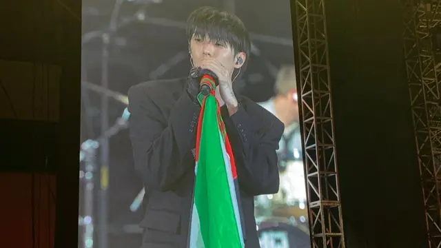 menampilkan eaJ membawa dengan bangga bendera palestina ke atas panggung, Senayan, Jakarta, pada Jumat (21/11/2025) (Zikrah Nur Amalah/Liputan6.com)