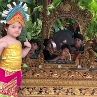Anak pasangan Ashanty dan Anang Hermansyah sering kali membuat gemas. Kali ini, anak Asry, putri pasangan ini membuat gemas warganet lantaran sedang menari. (Instagram/ashanty_ash)
