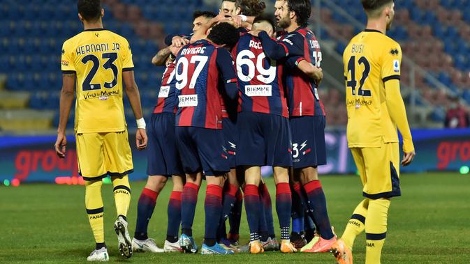 Para pemain Crotone merayakan gol Junior Messias pada pertandingan Liga Italia awan Parma di Stadion Ezio Scida di Crotone, Italia, Selasa, 22 Desember 2020. (Francesco Mazzitello / LaPresse melalui AP)