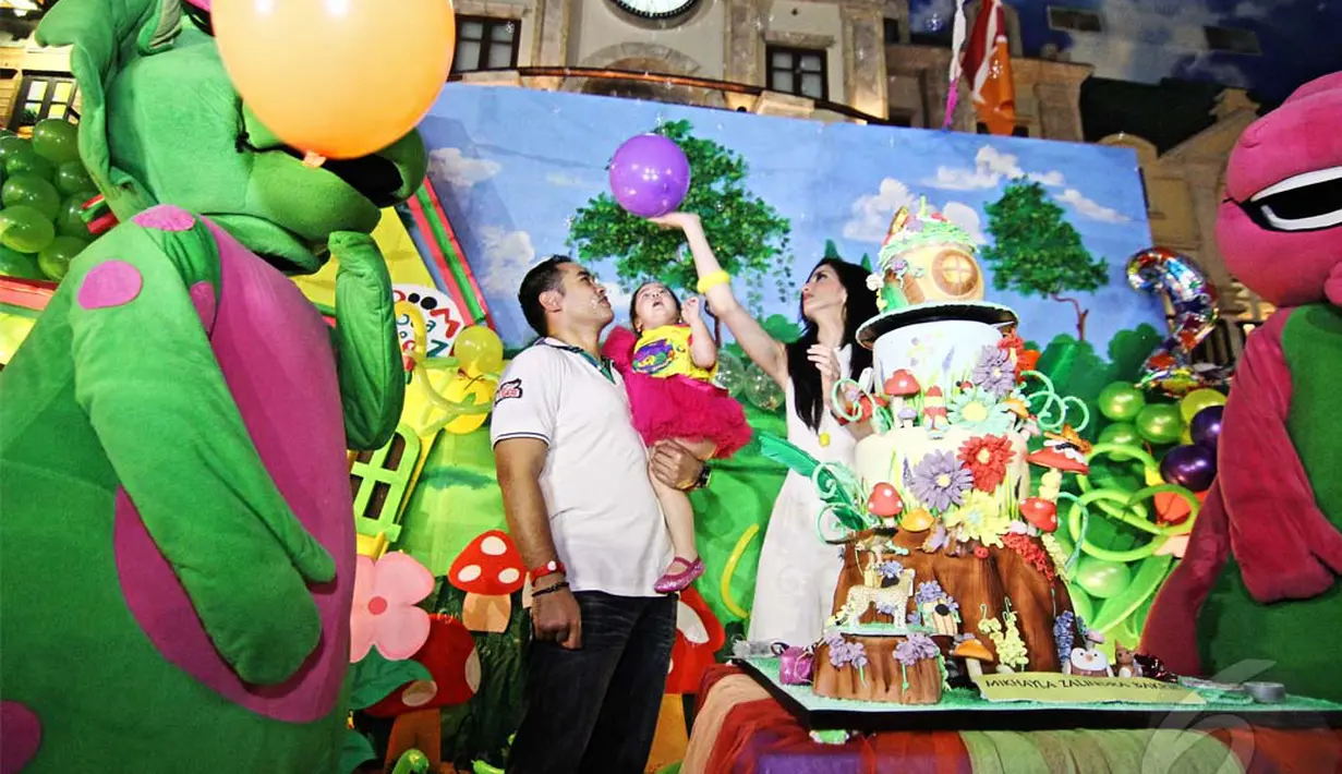 Nia Ramadhani dan Ardie Bakrie saat perayaan ultah putrinya Mikhayla Zalindra Bakrie i Kidzania, Pacific Place, Jakarta Pusat, Kamis (5/6/2014) (Liputan6.com/Faizal Fanani).