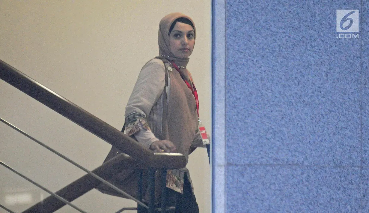 Dokter dari RS Medika Permata Hijau, Nadia Husein usai menjalani pemeriksaan di KPK, Jakarta, Jumat (9/2). Nadia diperiksa sebagai saksi kasus dugaan merintangi penyidikan perkara E-KTP dengan tersangka Setya Novanto. (Liputan6.com/Herman Zakharia)