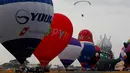 Kemeriahan Festival Balon Udara Internasional yang berlangsung di Clark, Utara Manila, Provinsi Pampanga, Filipina, Kamis (8/2). Festival ini menampilkan 26 balon udara raksasa aneka warna dan bentuk. (AP Photo/Bullit Marquez)