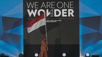 Seorang performance membawa bendera merah putih pada upacara penutupan Asian Para Games di Stadion Madya Senayan, Jakarta, Sabtu (13/10).(Bola.com/Vitalis Yogi Trisna)