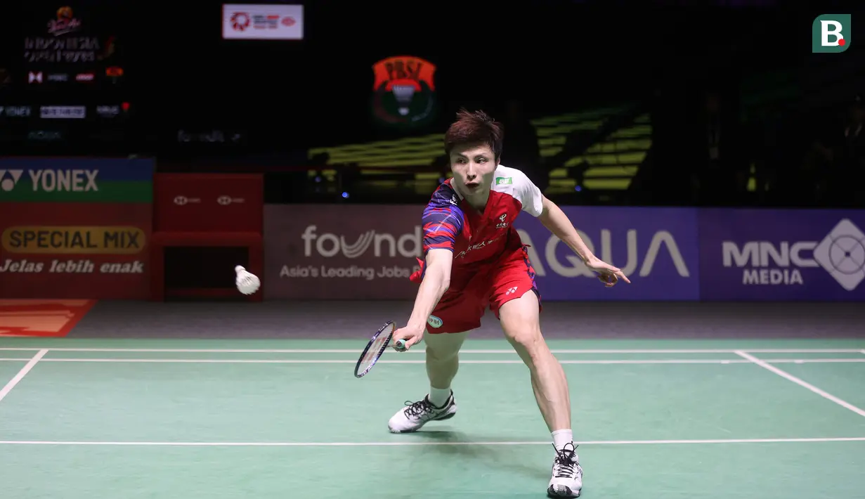 <p>Pebulu tangkis tunggal putra China, Shi Yu Qi berusaha mengembalikan bola smes saat menghadapi wakil Denmark, Anders Antonsen pada laga final turnamen bulu tangkis Indonesia Open 2024 di Istora Senayan, Jakarta, Minggu (9/6/2024). Shi Yu Qi menang rubber-game 21-9, 12-21 dan 21-14 dan memastikan merebut gelar juara. (Bola.com/M Iqbal Ichsan)</p>