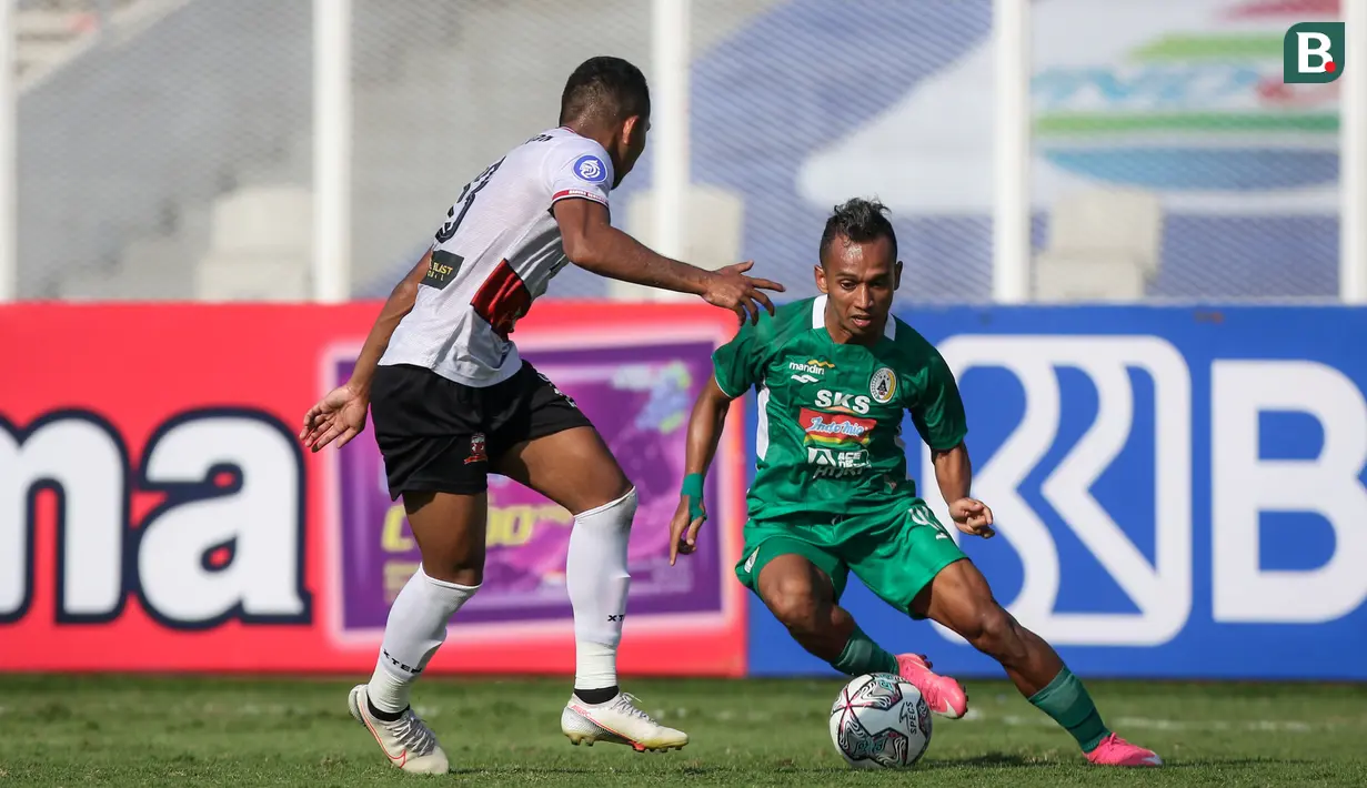 Penyerang PSS, Irfan Jaya (kanan) berusaha melewati bek Madura United, Dodi Alekvan saat laga pekan keempat BRI Liga 1 2021/2022 di Stadion Madya, Jakarta, Sabtu (25/09/2021). (Bola.com/Bagaskara Lazuardi)