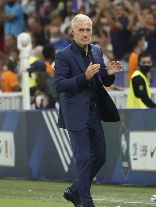 Pelatih Prancis, Didier Deschamps bertepuk tangan saat bertanding melawan Finlandia pada kualifikasi grup D Piala Dunia 2022 di stadion Decines di Lyon, Prancis, Rabu (8/9/2021). Prancis memimpin Grup D dengan sembilan poin hasil dua kali menang dan tiga kali seri.  (AP Photo/Laurent Cirpiani)