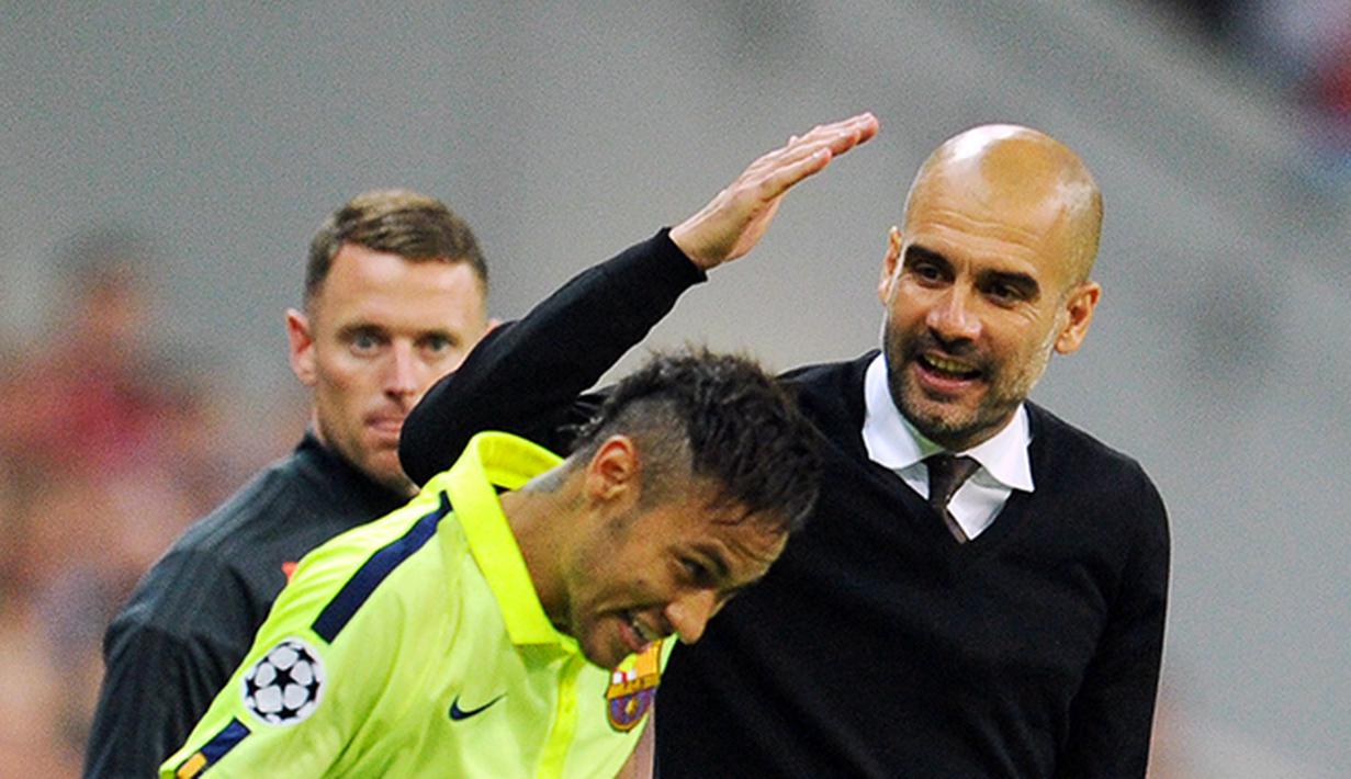 Pep Guardiola bersenda gurau dengan Neymar. (EPA/Tobias Hase)
