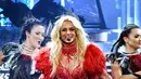 Britney Spears tampil enerjik di atas panggung Billboard Music Awards (BBMA) 2016 di T-Mobile Arena, Las Vegas, Minggu (22/5). Di ajang bergengsi itu, Britney Spears me-medley lagu-lagu hits miliknya. (Kevin Winter/GETTY IMAGES NORTH AMERICA/AFP)