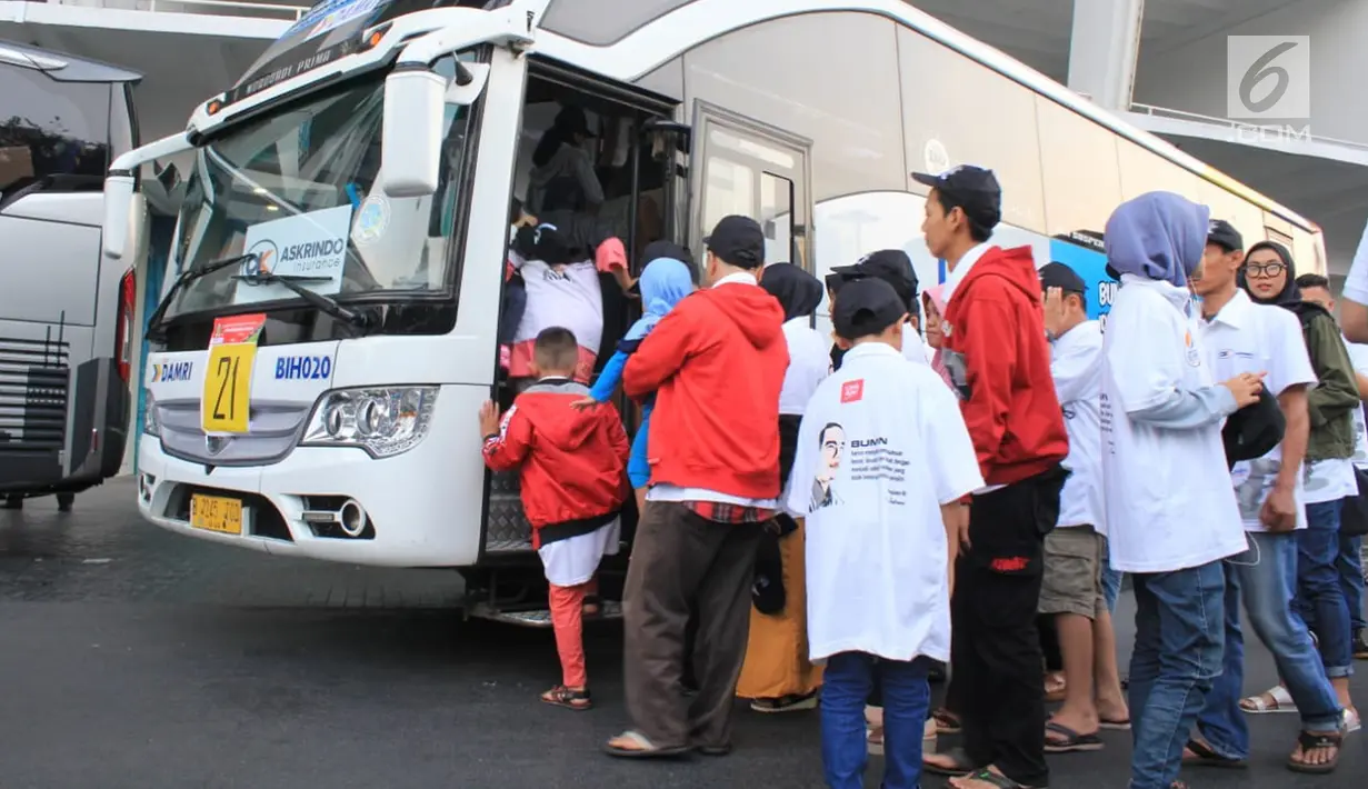Pemudik bersiap menaiki bus di Gelora Bung Karno, Senayan, Jakarta Pusat, Kamis (30/5/2019). PT Askrindo (Persero), memberangkatkan 1.406 peserta Mudik Bareng BUMN 2019 menggunakan moda transportasi bus dan kapal laut di sejumlah daerah antara lain, Jateng, Jatim dan Sumut. (Liputan6.com/HO/Iqbal)