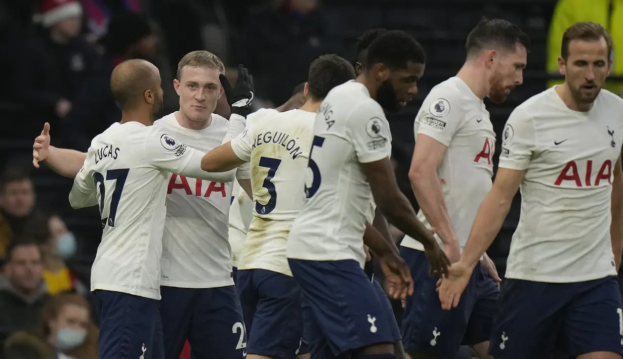 Tottenham Hotspur. Tottenham Hotspur terakhir kali bermain di divisi kedua Liga Inggris pada musim 1977/1978. Pada musim 1978/1979 mereka promosi ke Divisi Utama dan tidak pernah lagi terdegradasi. Total, 44 tahun The Lilywhites sukses bertahan di Divisi Utama hingga kini. (AP/Alastair Grant)