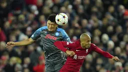 Gelandang Liverpool, Fabinho berebut bola udara dengan pemain Napoli, Kim Min-jae pada pertandingan lanjutan Grup A Liga Champions di stadion Anfield di Liverpool, Inggris, Rabu (2/11/2022). Kemenangan ini membuat Liverpool harus puas finis sebagai runner-up Grup A dengan koleksi 15 poin. (AP Photo/Jon Super)