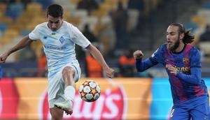 Gelandang Dynamo Kiev, Carlos de Pena berduel memperebutkan bola dengan bek Barcelona, Oscar Mingueza pada Matchday 4 Liga Champions di NSK Olimpiyskiy, Rabu (3/11/2021) dini hari WIB. Barcelona menang tipis 1-0 saat bertamu ke markas Dynamo Kiev. (AP Photo/Efrem Lukatsky)