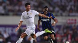 Cristiano Ronaldo berebut bola dengan pemain Inter Milan, Jeison Murillo. (AFP Photo/Johannes Eisele)