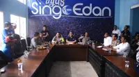 Pihak Arema FC berkoordinasi dengan kepolisian terkait rencana konvoi trofi Piala Presiden 2017 ke daerah Sumbermanjing Wetan, Kabupaten Malang, Minggu (19/3/2017) lusa. (Rana Adwa)