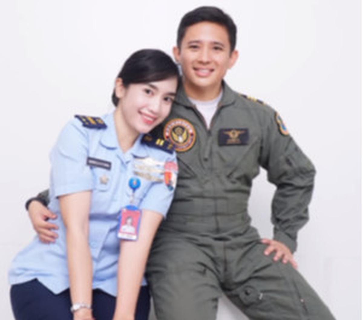 Beberapa atribut yang dikenakan dalam seragam dinasnya pun turut mengkisahkannya sebagai bagian dari para penerbang hebat milik ibu pertiwi.&nbsp;