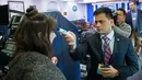 Anggota kantor dokter Gedung Putih memeriksa suhu jurnalis di luar Brady Press Briefing Room sebelum konferensi pers di Washington, Minggu (15/3/2020). Gedung Putih memberlakukan sejumlah langkah-langkah baru untuk melindungi Donald Trump dan stafnya dari virus Corona COVID-19. (AP/Alex Brandon)