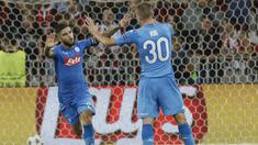 Pemain Napoli, Lorenzo Insigne (kiri) merayakan golnya ke gawang Nice pada leg kedua kualifikasi Liga Champions di Stadion Allianz Riviera, Nice (22/8/2017). Napoli menang agregat 4-0. (AP/Claude Paris)