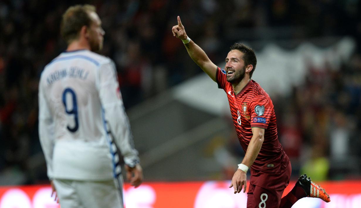 Pemain Portugal Joao Moutinho merayakan golnya ke gawang Denmark pada laga Kualifikasi Piala Eropa 2016 Grup I di Municipal stadium, Braga, Kamis (8/10/2015). Portugal menang atas Denmark1-0. (AFP Photo/ Miguel Riopa)
