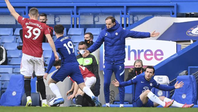 Pelatih Chelsea, Thomas Tuchel saat menyaksikan pemainnya bertanding melawan Manchester United pada pertandingan lanjutan Liga Inggris di Stamford Bridge Stadium di London, Inggris, Minggu (28/2/2021). Tambahan satu poin tidak mengubah posisi kedua tim di papan klasemen . (Andy Rain/Pool via AP)
