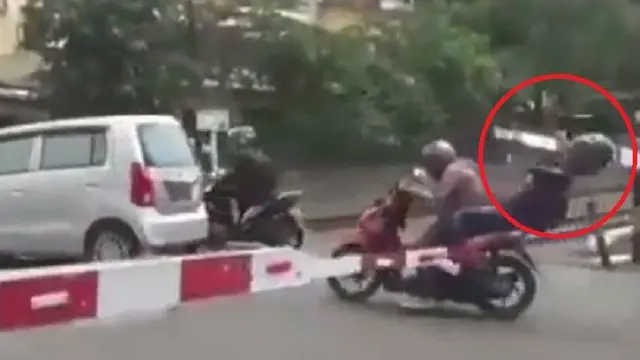 6 Potret Pengendara Motor Terjebak di Pintu Palang Kereta Api Ini Bikin Deg-degan