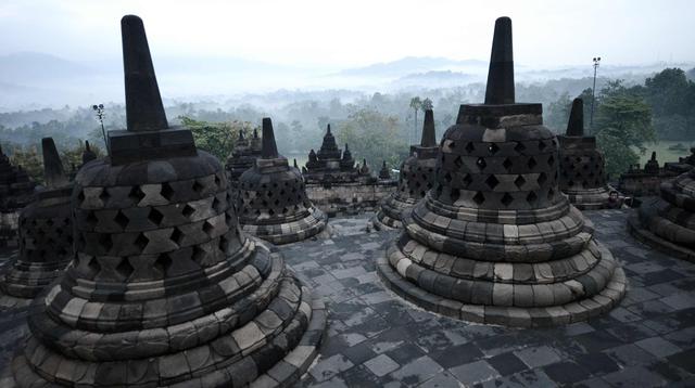 Stupa-stupa Budha terlihat di candi Borobudur di Magelang, Jawa Tengah, Indonesia 10 Mei 2016. Menurut Kepala Balai Konservasi Borobudur Marsis Sutopo untuk mengajukan arsip sebagai Memory of the World tidak bisa tunggal. (AFP Photo/Goh Chai Hin)