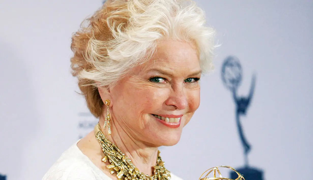 Aktris Ellen Burstyn dibesarkan  sebagai seorang Katolik. Namun ia kini mengaku sebagai Islam Sufi. (Variety)
