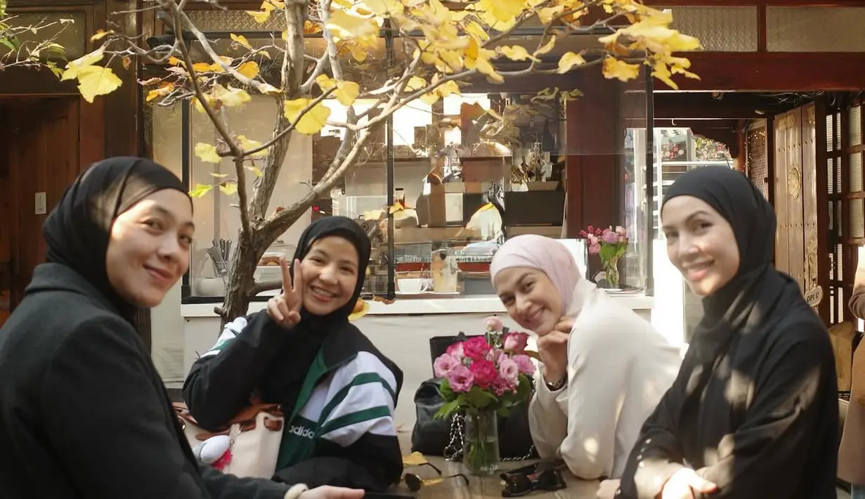 Natasha Rizky, Nina Zatulini, Dian Ayu, dan Ratna Galih pun tampak menikmati perjalanannya ke Korea Selatan dengan hoping cafe. [@ratnagalih]