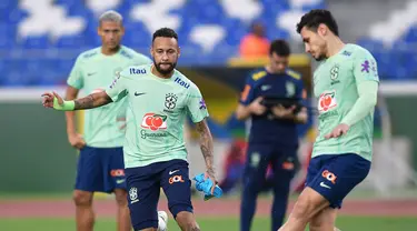 Pemain Brasil Richarlison (Kiri), Neymar (tengah), dan Roger Ibanez (kanan) mengambil bagian dalam sesi latihan menjelang Kualifikasi Piala Dunia 2026, di stadion Mangueirao di Belem, Rabu (6/9/2023). (Photo by CARL DE SOUZA / AFP)