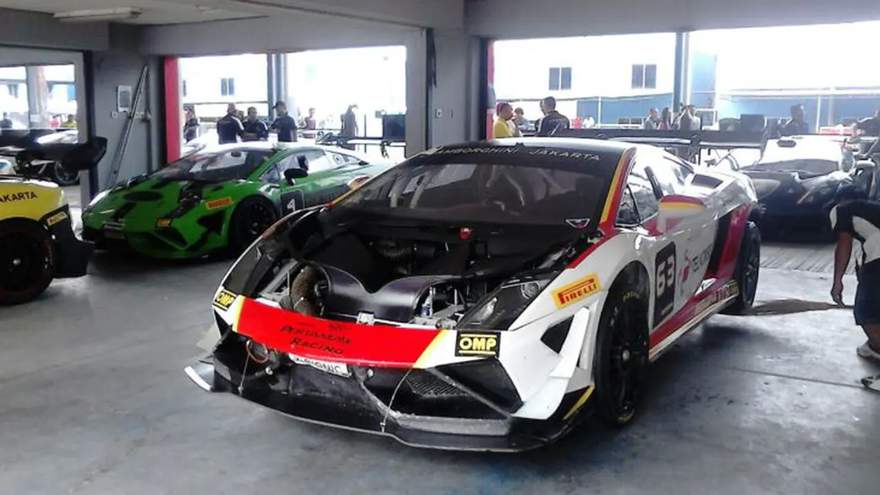 Putari Sirkuit Sentul 12 Lap, Lamborghini Tenggak 40 Liter BBM