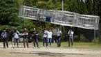 Pemimpin proyek Cartivator, Tsubasa Nakamura (ketiga kiri) menyaksikan uji coba model mobil terbang di kota Toyota, Jepang (3/6). Sebuah perusahaan start up yang disokong oleh Toyota menguji coba prototype dari model mobil terbang. (AP Photo/Koji Ueda)