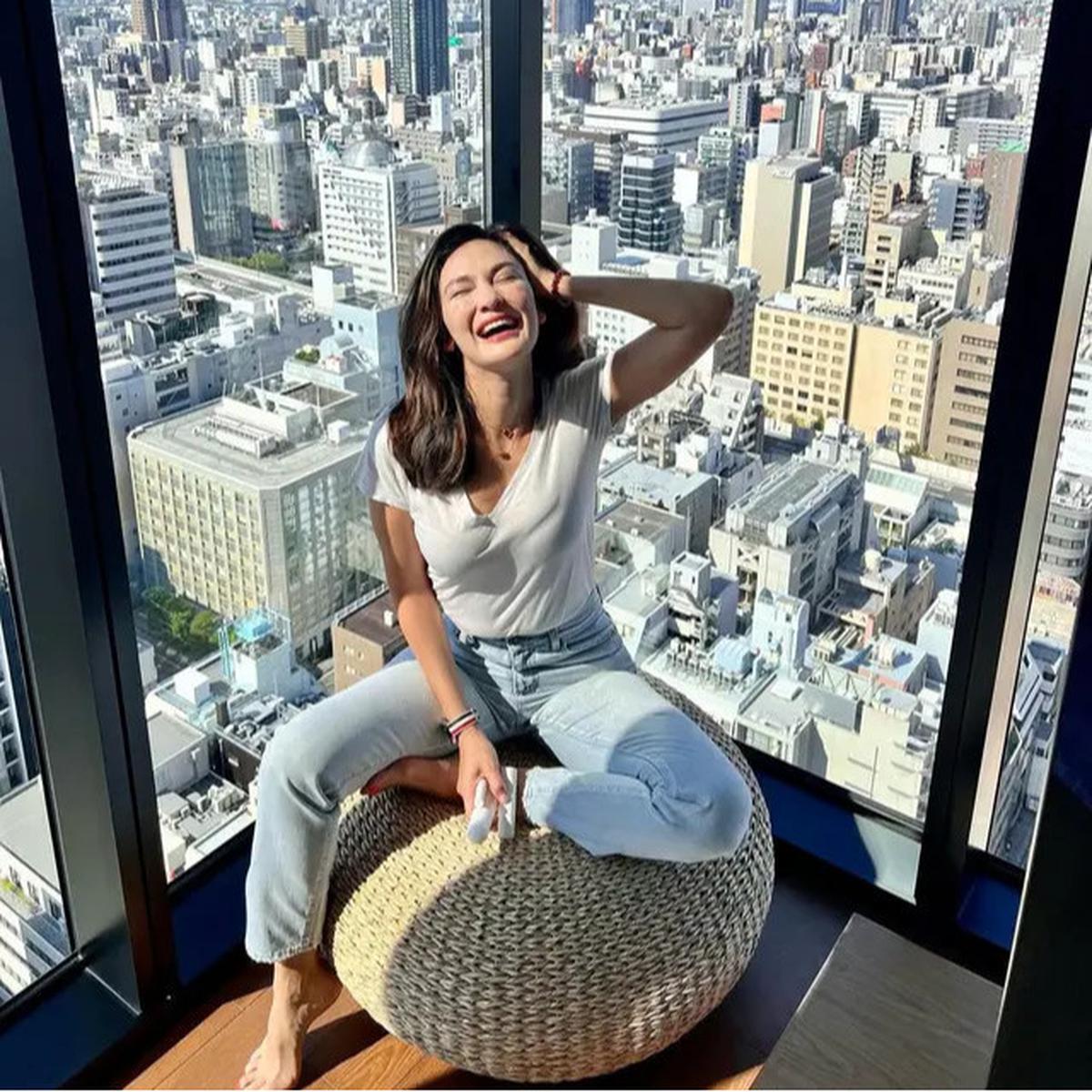 8 Outfit Padu Padan Jeans ala Luna Maya, Simpel tapi Elegan