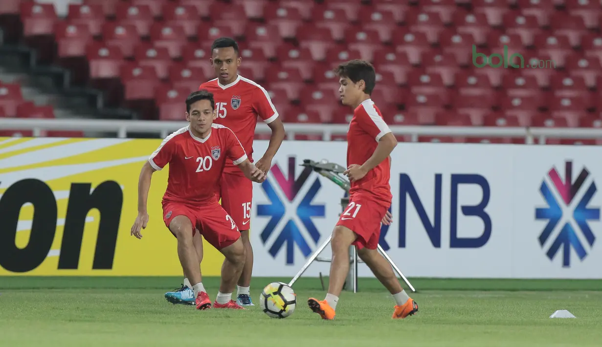 Cara pemain JDT berlatih mengecoh lawan pada sesi latihan di Stadion Utama GBK, Jakarta, (09/04/2018). JDT akan menguji kekuatan Persija Jakarta pada PIala AFC 2018. (Bola.com/Nick Hanoatubun)