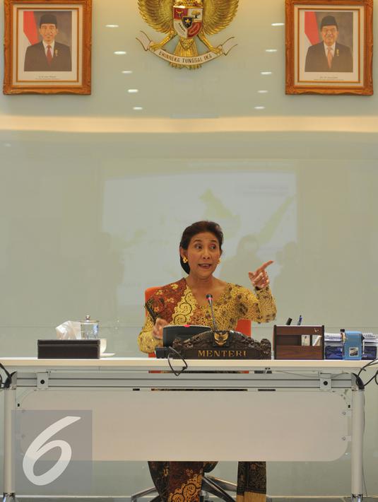 Menteri Kelautan dan Perikanan, Susi Pudjiastuti memberikan keterangan saat konferensi pers di Kantor Kementerian, Jakarta, Kamis (15/10/2015). Susi berencana akan menenggelamkan 14 dari 18 kapal pada 19-20 Oktober 2015. (Liputan6.com/Andrian M Tunay)