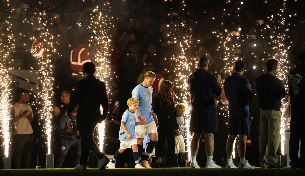 Pemain Manchester City, Kevin De Bruyne bersama kekasih dan anak-anaknya melakukan perpisahan dengan klubnya setelah laga pekan ke-37 Liga Inggris 2024/2025 melawan Bournemouth di Etihad Stadium, Manchester, Inggris, Selasa (21/05/2025) waktu setempat. (AP Photo/Dave Thompson)
