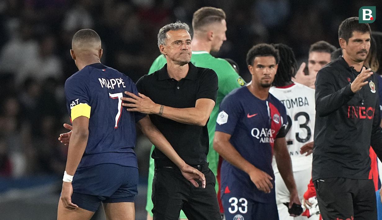 Pemain Paris Saint-Germain, Kylian Mbappe (kiri) bersalaman dengan pelatih Luis Enrique (kedua kiri) setelah kalah dari Nice pada laga lanjutan Ligue 1 2023/2024 di Parc des Princes, Paris, Prancis, Sabtu (16/09/2023). (AP Photo/Michel Euler)