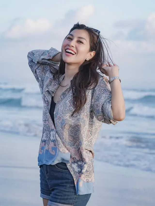 Gaya Nisya Ahmad Saat Liburan di Pantai, Anggun dan Natural Bersama Keluarga