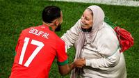 Bintang sepak bola Maroko Sofiane Boufal berdansa dengan ibunda di Piala Dunia 2022 (Foto: Dok. Instagram @sofianeboufal_19)