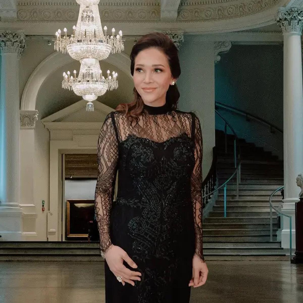 8 Gaya Dress Brokat Hitam Maia Estianty, Modelnya Elegan dan Anggun