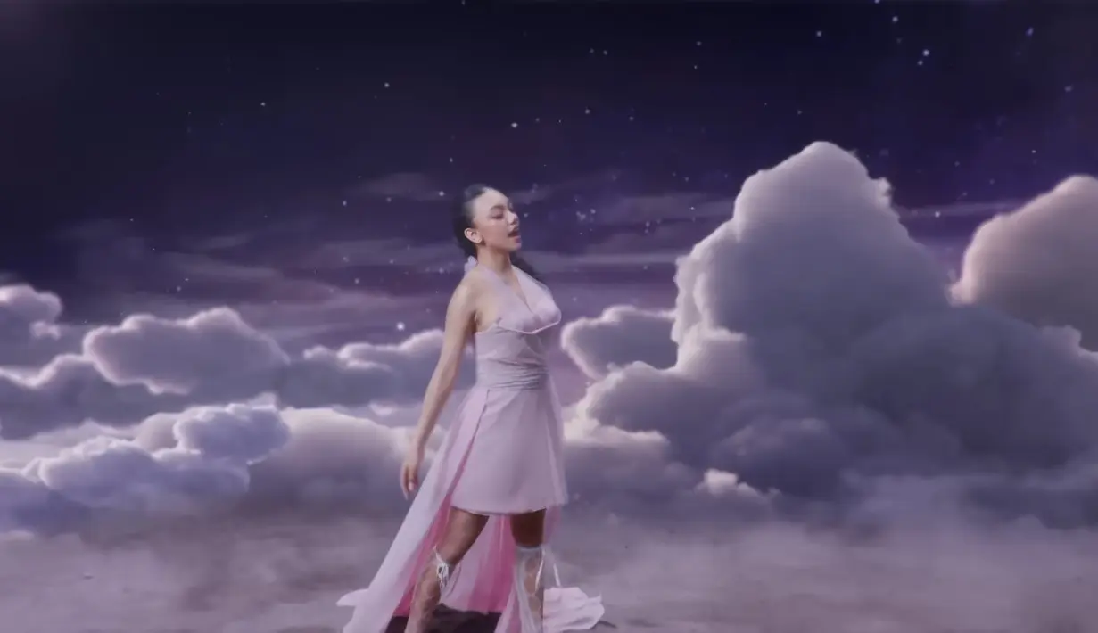 Ia juga tampak mengenakan kostum estetik layaknya seorang superhero. Ia menjelajah angkasa dengan kostumnya itu. [YouTube Trinity Optima Production]