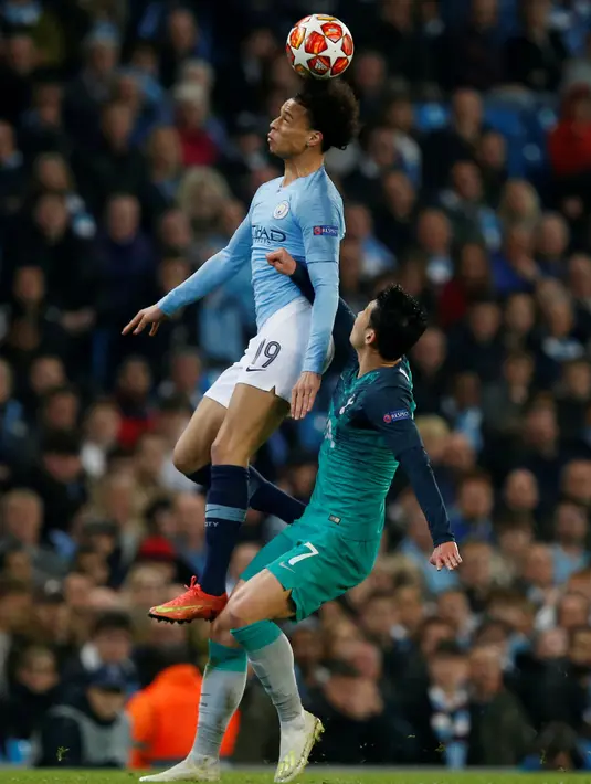 Penyerang Tottenham Hotspur Son Heung-min (kanan) berebut bola dengan penyerang Manchester City Leroy Sane saat bertanding pada leg kedua babak perempat final Liga Champions di Etihad Stadium, Manchester, Inggris, Rabu (17/4). (REUTERS/Andrew Yates)