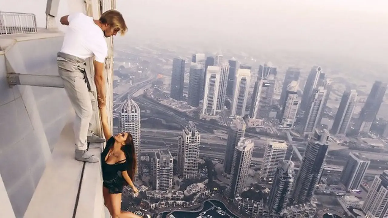 Wanita Nekat Menjuntai Tanpa Alat di Menara Cayan Demi Foto Keren
